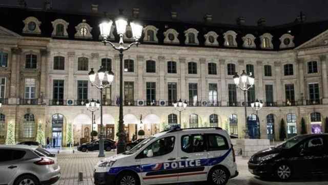 Una patrulla de la Policía permanece estacionada frente a la entrada principal del Hotel Ritz tras el robo / EFE