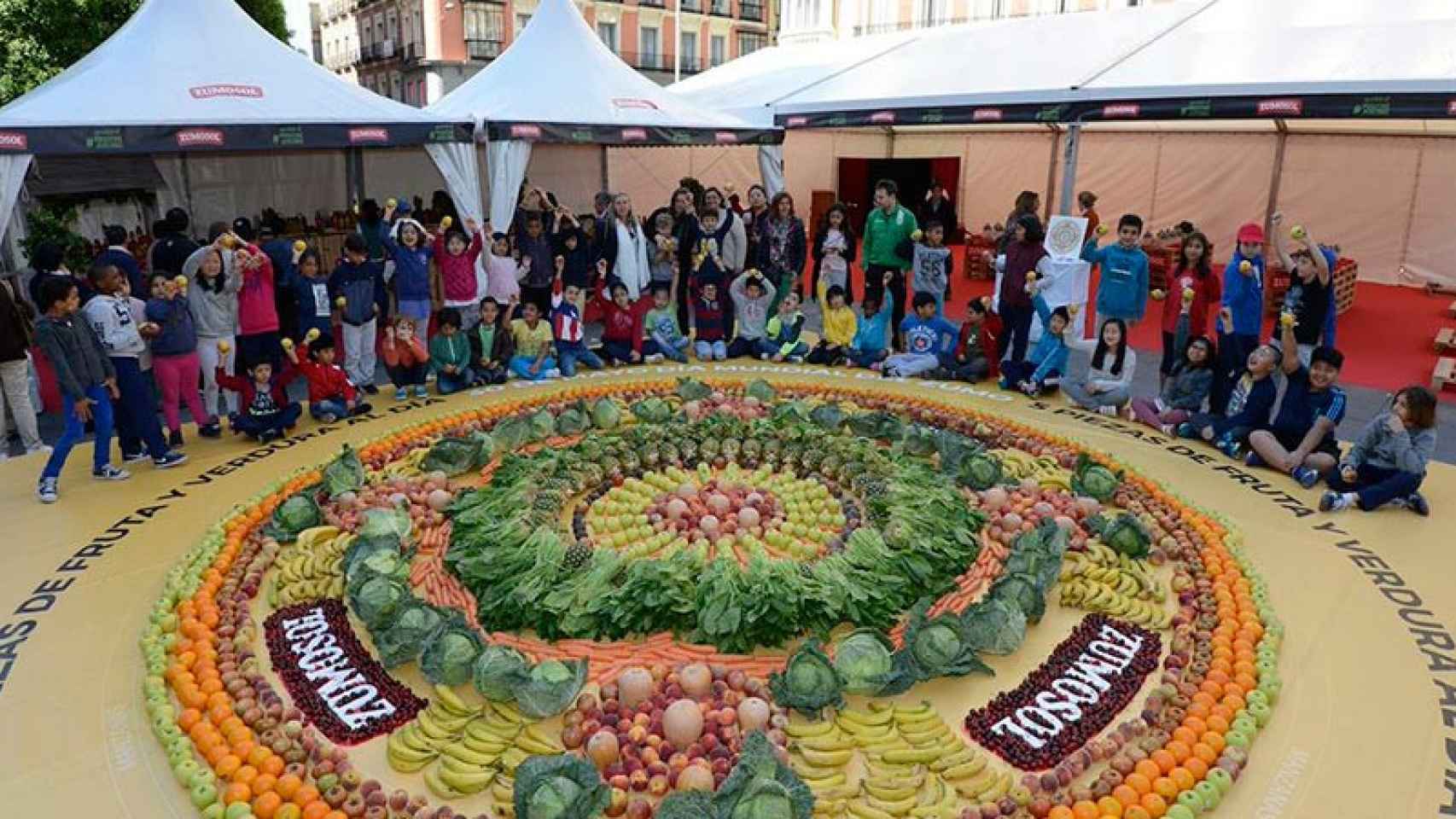 Mandala gigante creado con 1.825 frutas y verduras por 60 niños este lunes en Madrid.