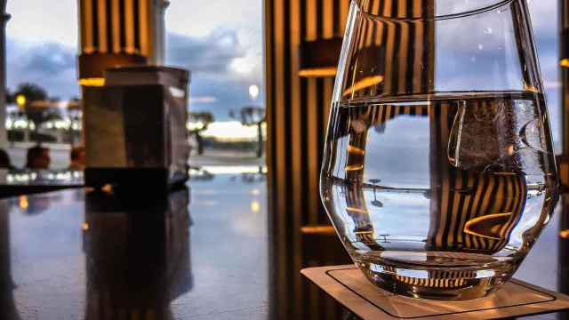 Un vaso de agua encima de una mesa / CG