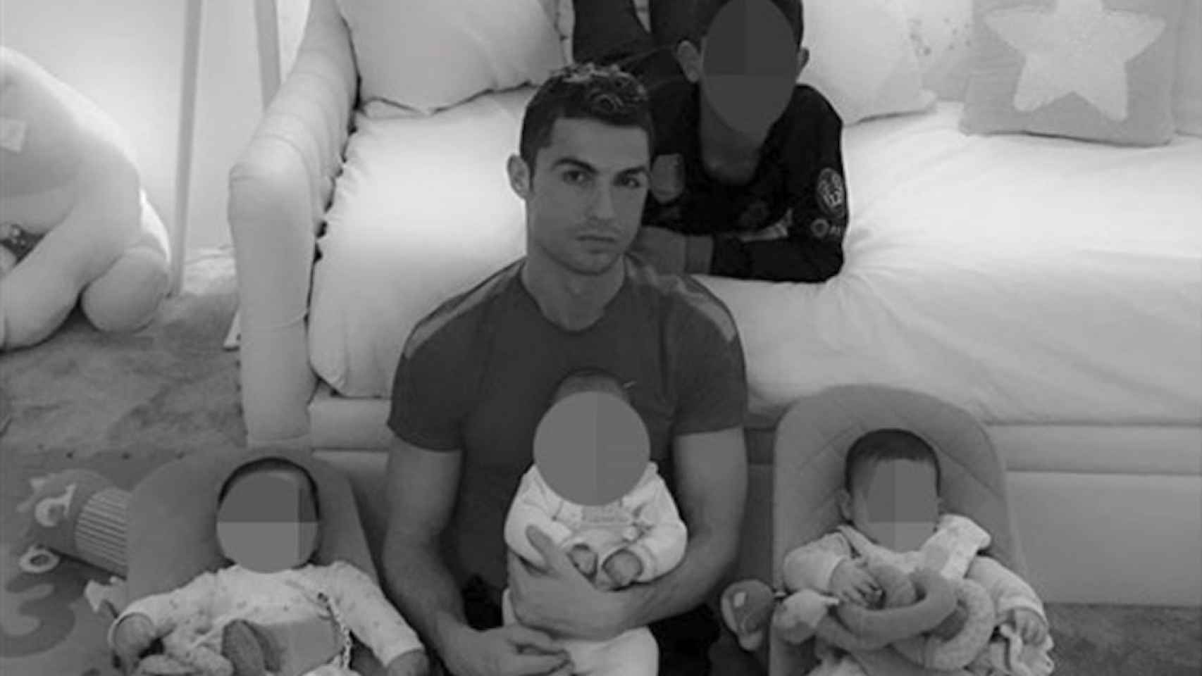 Una foto de Cristiano Ronaldo rodeado de sus hijos / Europa Press
