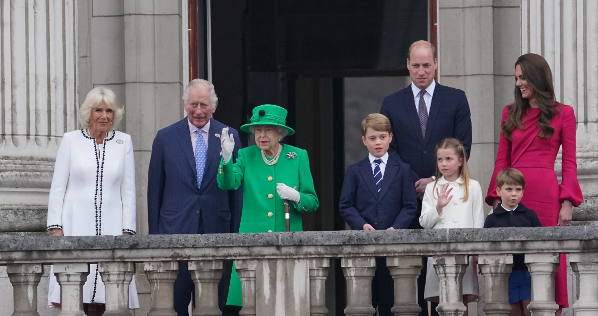 La reina Isabel posa junto al resto de su familia /EP