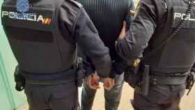 Dos agentes de la Policía Nacional transportan a un detenido / EP