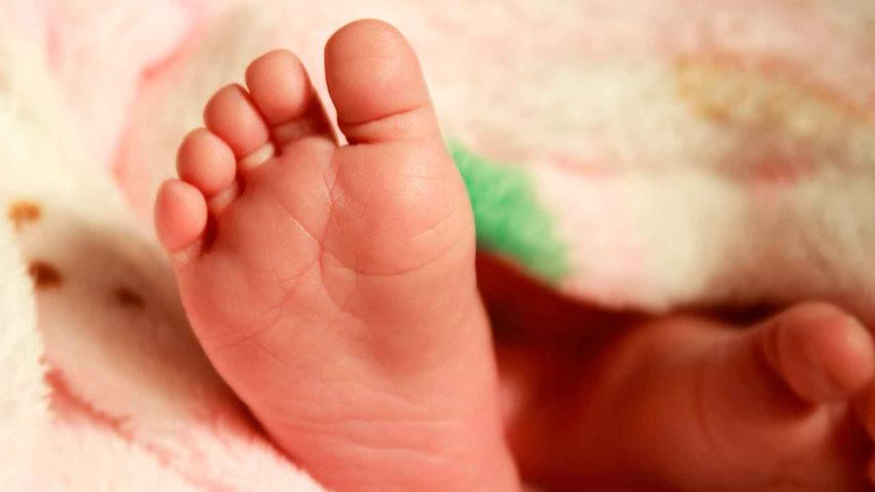 Los pies de un recién nacido / PIXNIO