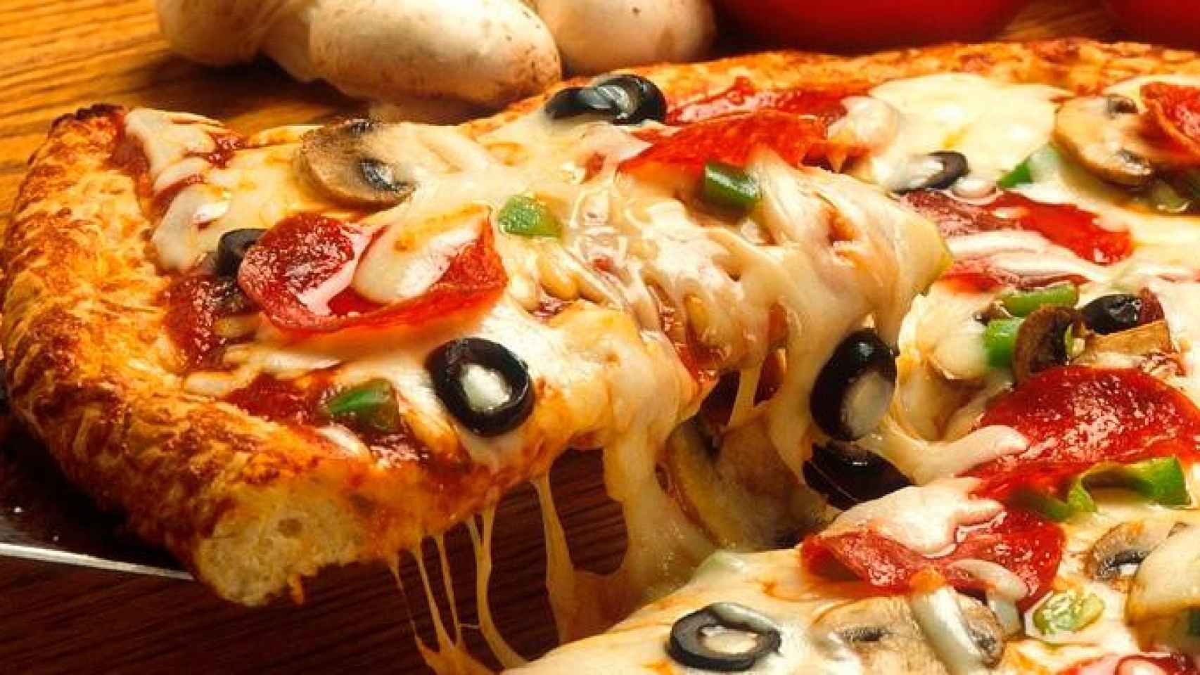 Una foto de archivo de una comida preparada, la pizza congelada