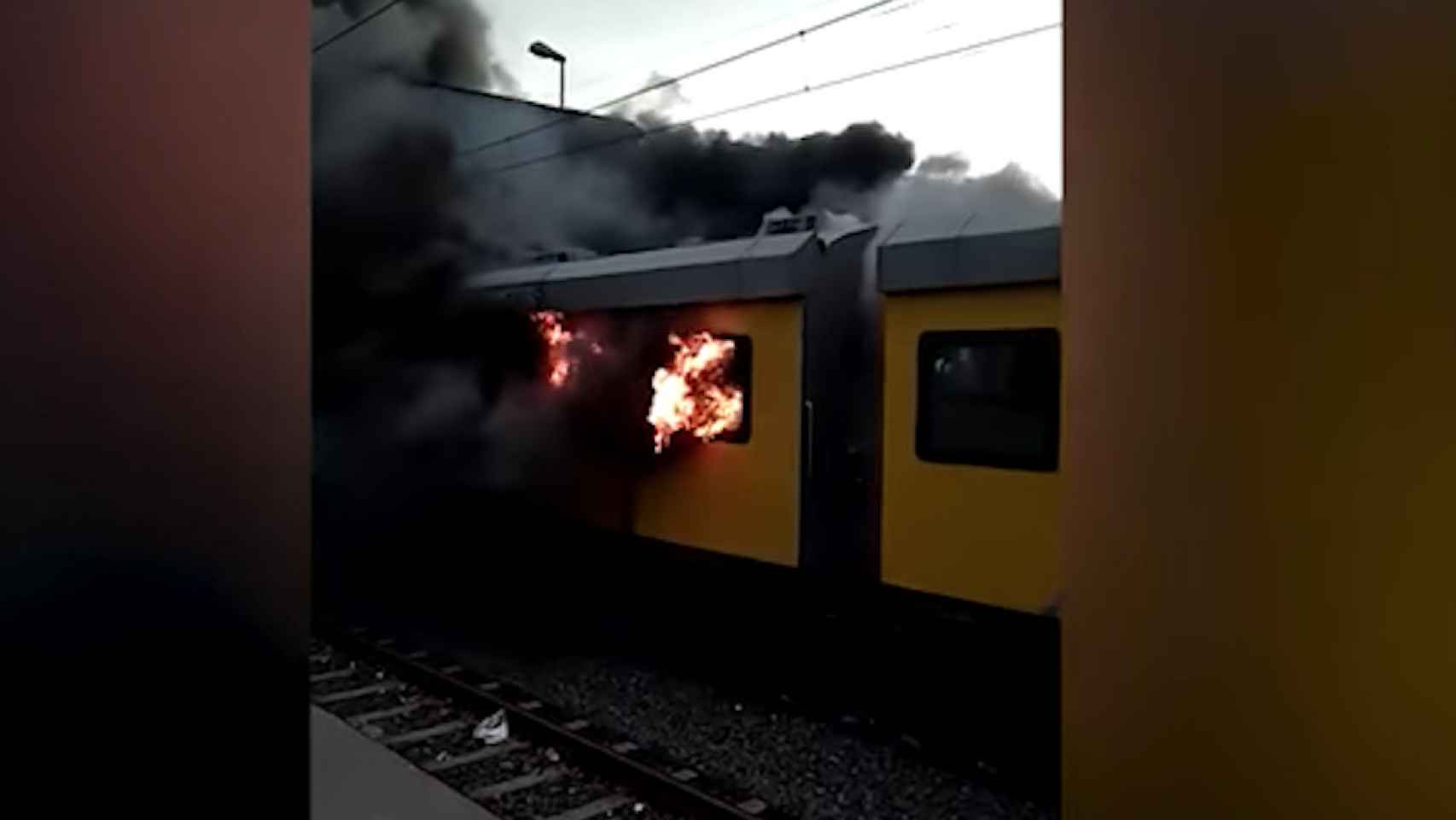 Una foto del tren en llamas entrando en la estación
