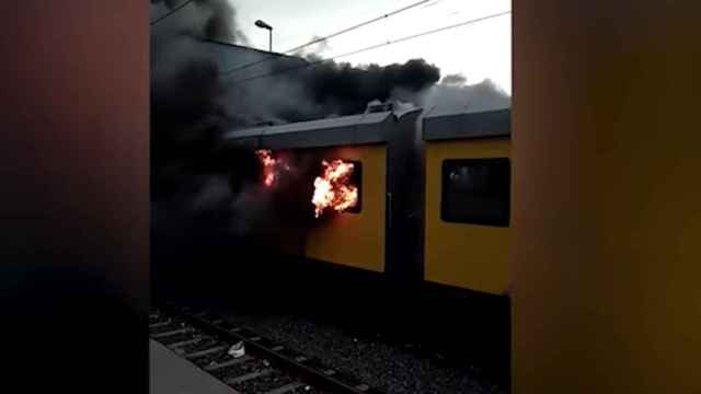 Una foto del tren en llamas entrando en la estación