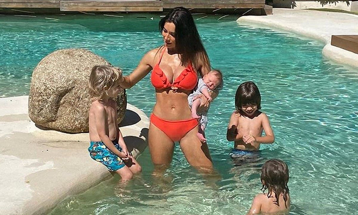 Pilar Rubio con sus hijos en la piscina