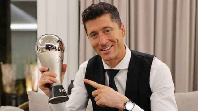 Robert Lewandowski, posando con el premio The Best de la FIFA / Redes