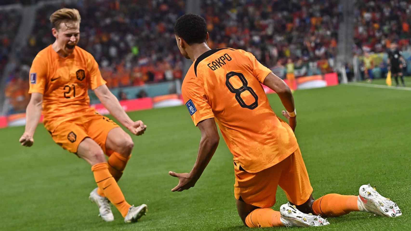 Frenkie de Jong celebra con Gakpo el primer gol de Países Bajos / EFE
