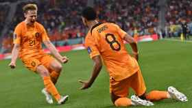 Frenkie de Jong celebra con Gakpo el primer gol de Países Bajos / EFE