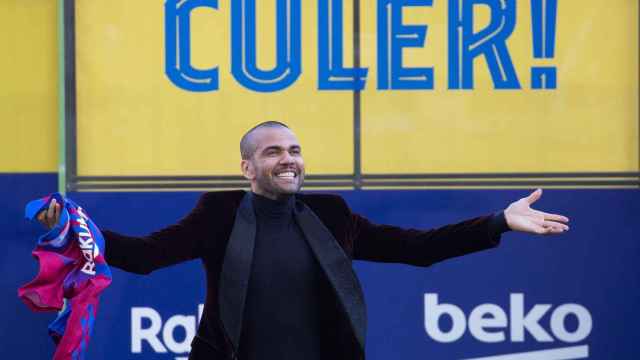 Dani Alves, eufórico, en su reencuentro con la afición del Barça en el Camp Nou / EFE