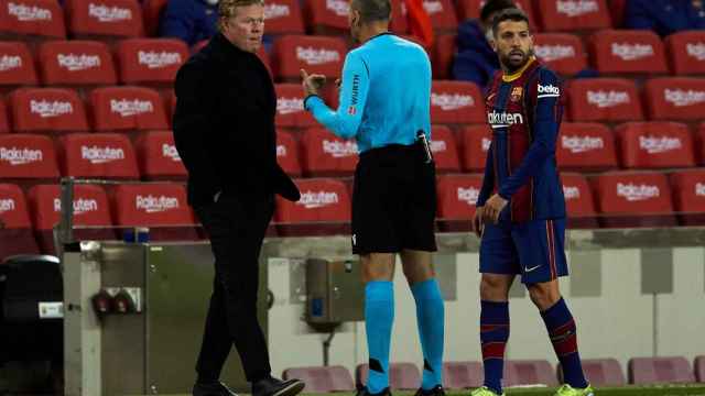 Mateu Lahoz conversando con Koeman / EFE