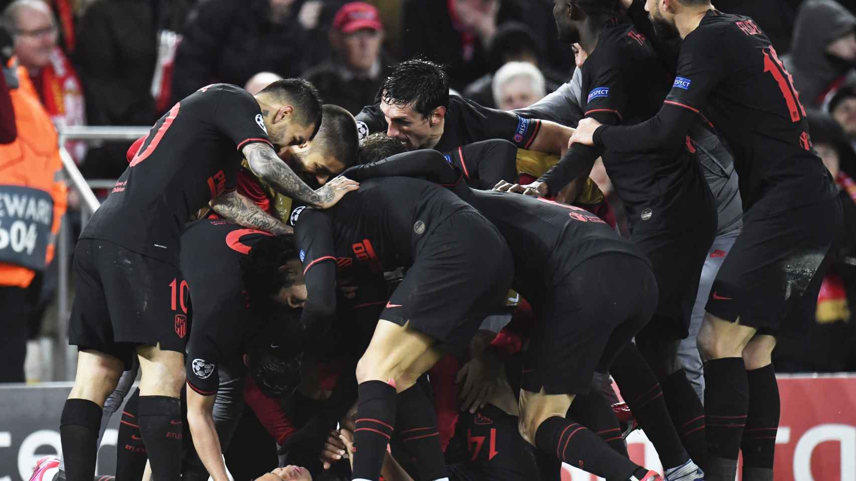 Los jugadores del Atlético de Madrid celebran un gol en Anfield | EFE