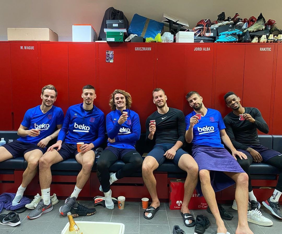 Ivan Rakitic, Clément Lenglet, Antoine Griezmann, Neto Murara, Gerard Piqué y Nelson Semedo en el vestuario del Barça / TWITTER