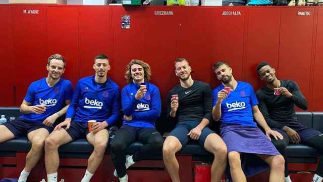 Ivan Rakitic, Clément Lenglet, Antoine Griezmann, Neto Murara, Gerard Piqué y Nelson Semedo en el vestuario del Barça / TWITTER