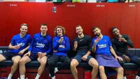 Ivan Rakitic, Clément Lenglet, Antoine Griezmann, Neto Murara, Gerard Piqué y Nelson Semedo en el vestuario del Barça / TWITTER