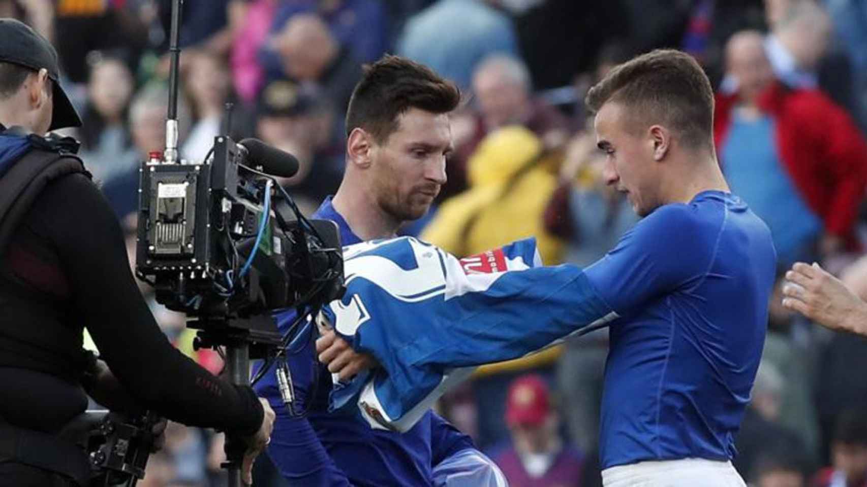 Leo Messi y Pedrosa intercambiando las camisetas después del pitido final / EFE