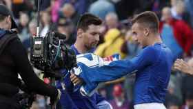 Leo Messi y Pedrosa intercambiando las camisetas después del pitido final / EFE