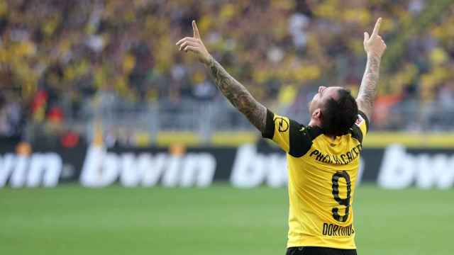 Paco Alcácer, cedido por el Barça, celebra un gol con el Borussia Dortmund / EFE
