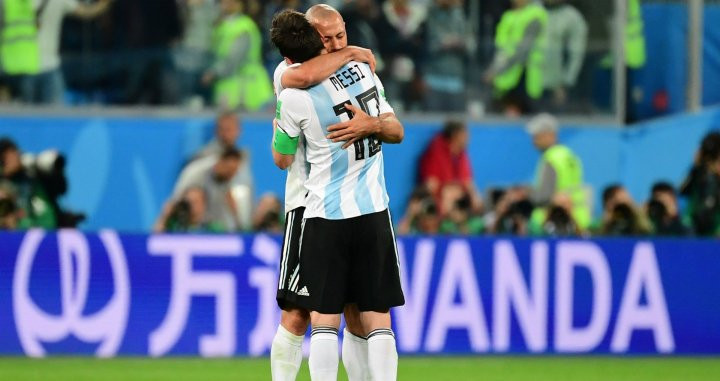 Messi abrazando a Mascherano en el Mundial de Rusia / EFE