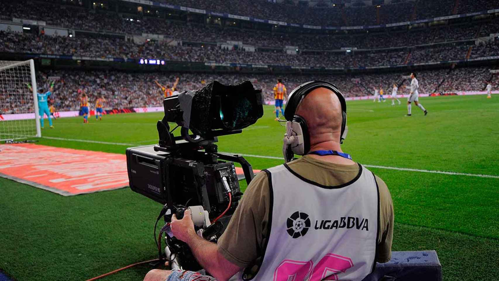Cámaras de televisión en un partido de fútbol / La Liga