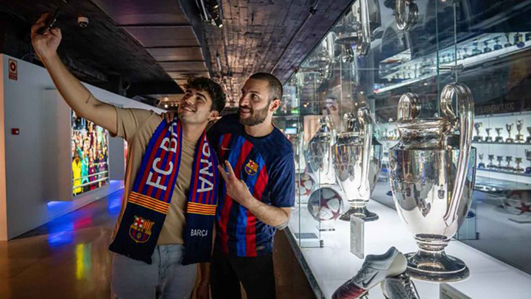 Dos aficionados del FC Barcelona, fotografiándose en el museo / FCB
