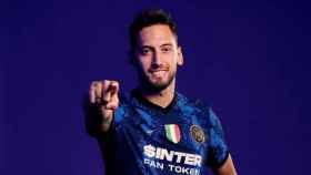 Calhanoglu con la nueva camiseta del Inter / Inter