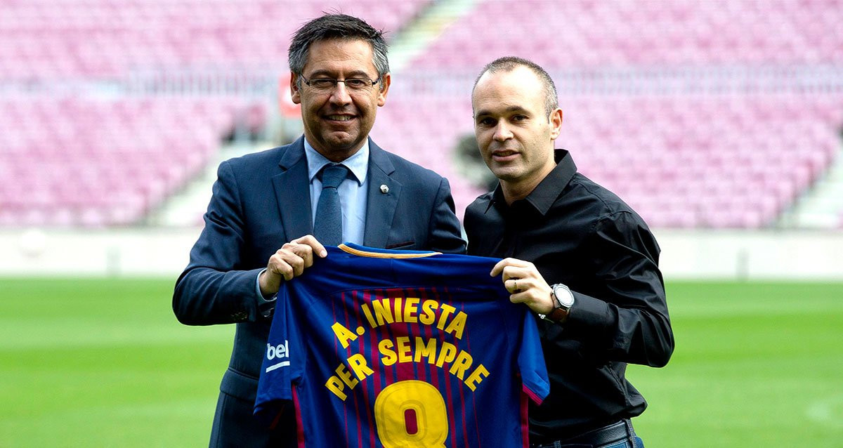 Bartomeu cerró una renovación con Iniesta por el Barça para siempre / EFE