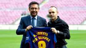 Bartomeu cerró una renovación con Iniesta por el Barça para siempre / EFE