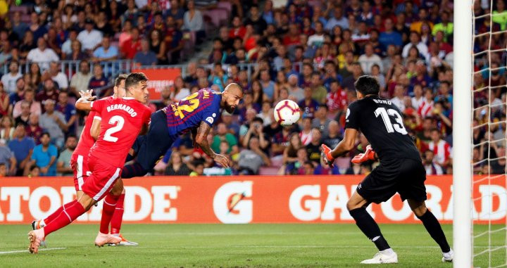 Arturo Vidal en acción durante el partido que enfrentó al Barça con el Girona / EFE
