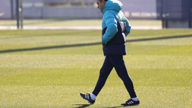 Xavi Hernández, caminando por la Ciutat Esportiva Joan Gamper / EFE