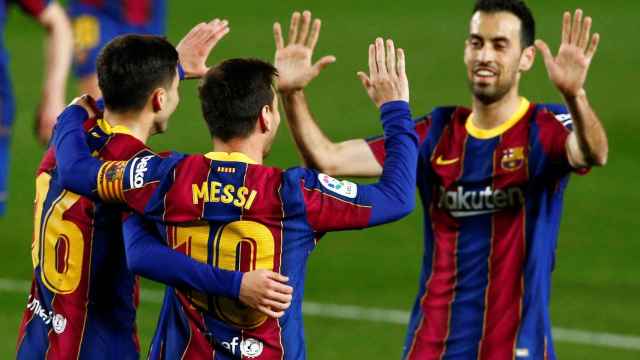 Leo Messi, celebrando un gol contra el Getafe con Busquets y Pedri | EFE