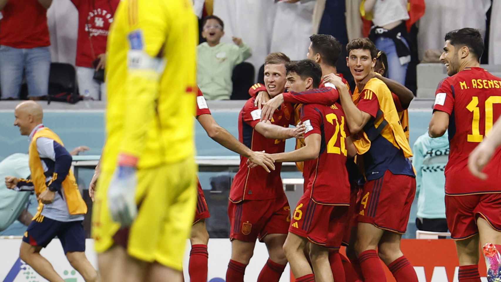 Los futbolistas de la Roja abrazan a Morata, después de anotar un gol contra Alemania / EFE