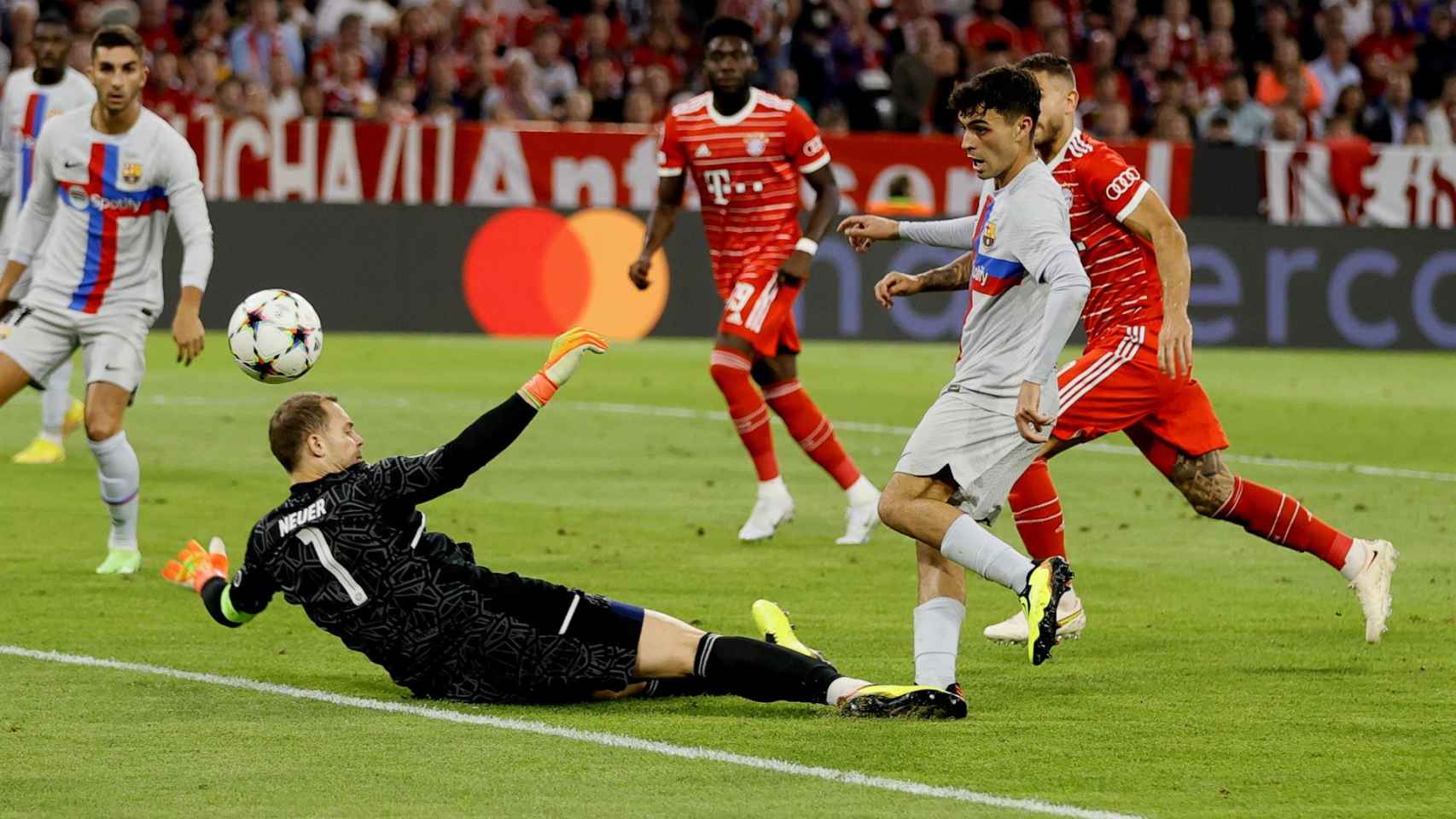 Pedri falló una de las ocasiones más claras del partido contra el Bayern