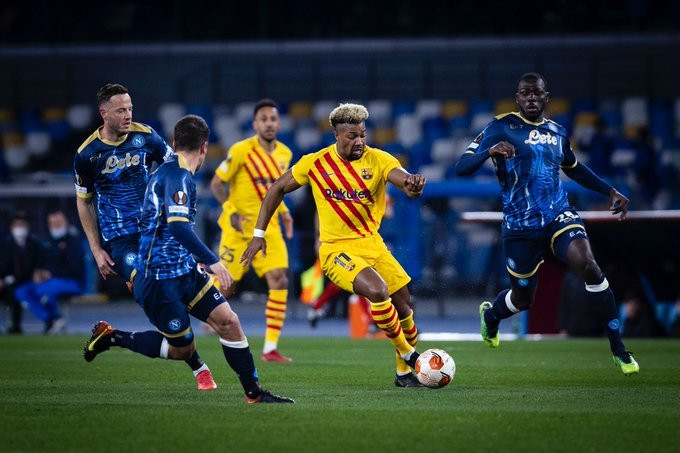 Adama, en una acción ofensiva contra el Nápoles, en la Europa League / FCB
