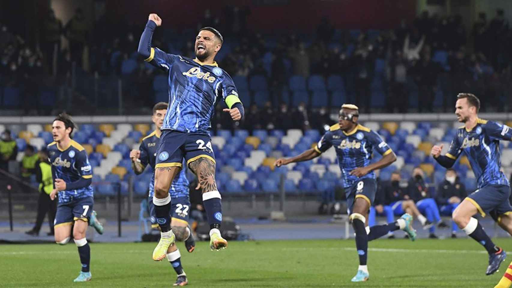 El Nápoles, celebrando el gol de Insigne, en el partido de vuelta contra el Barça / EFE