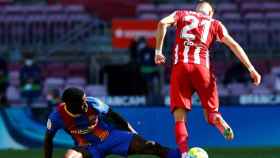 Ilaix Moriba en una acción contra el Atlético de Madrid la temporada pasada / EFE