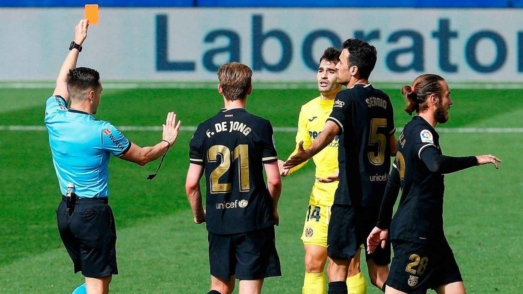 Gil Manzano, expulsando a un jugador del Villarreal | EFE