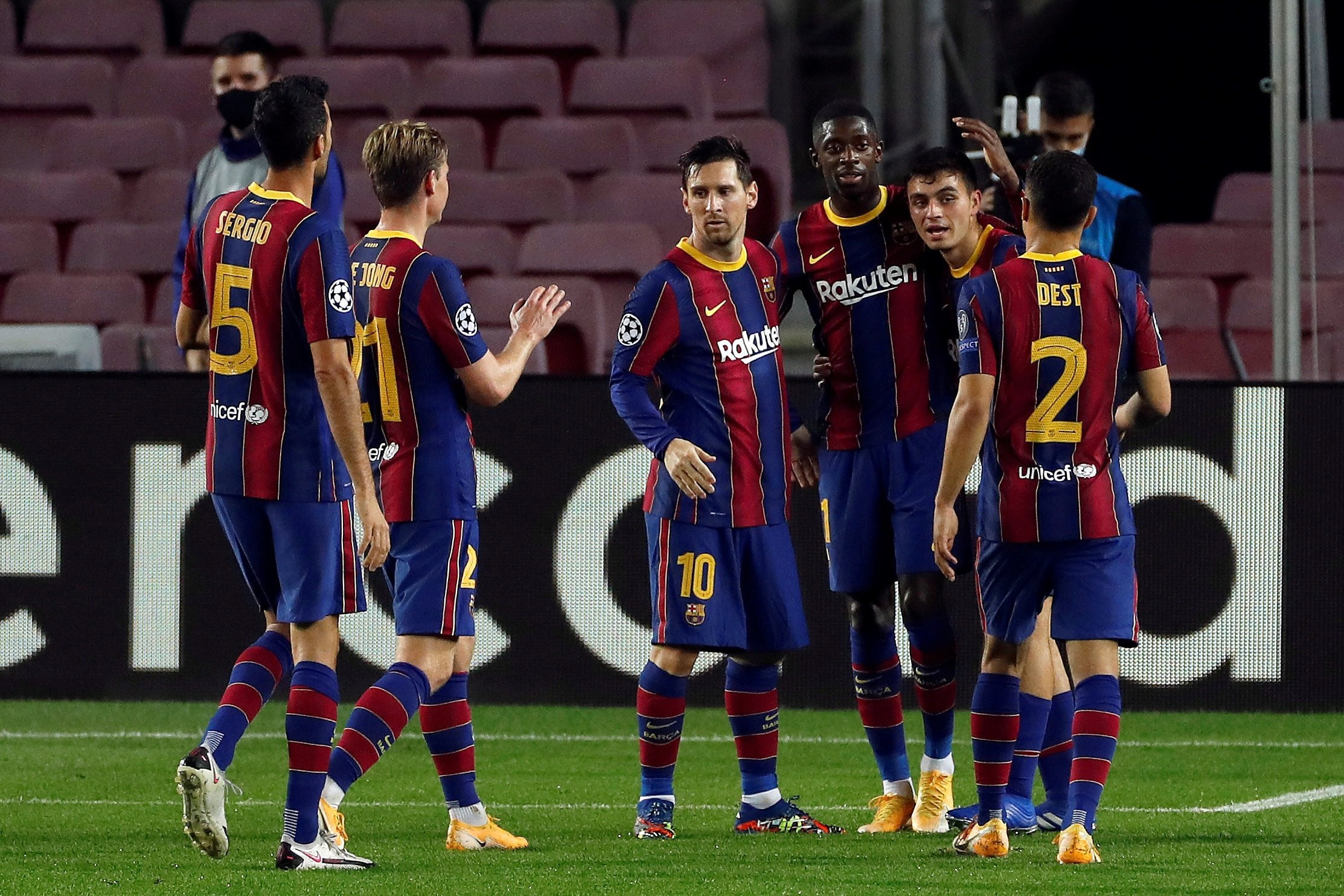 Los jugadores del Barça, celebrando con Pedri su primer gol en Champions | EFE
