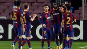 Los jugadores del Barça, celebrando con Pedri su primer gol en Champions | EFE