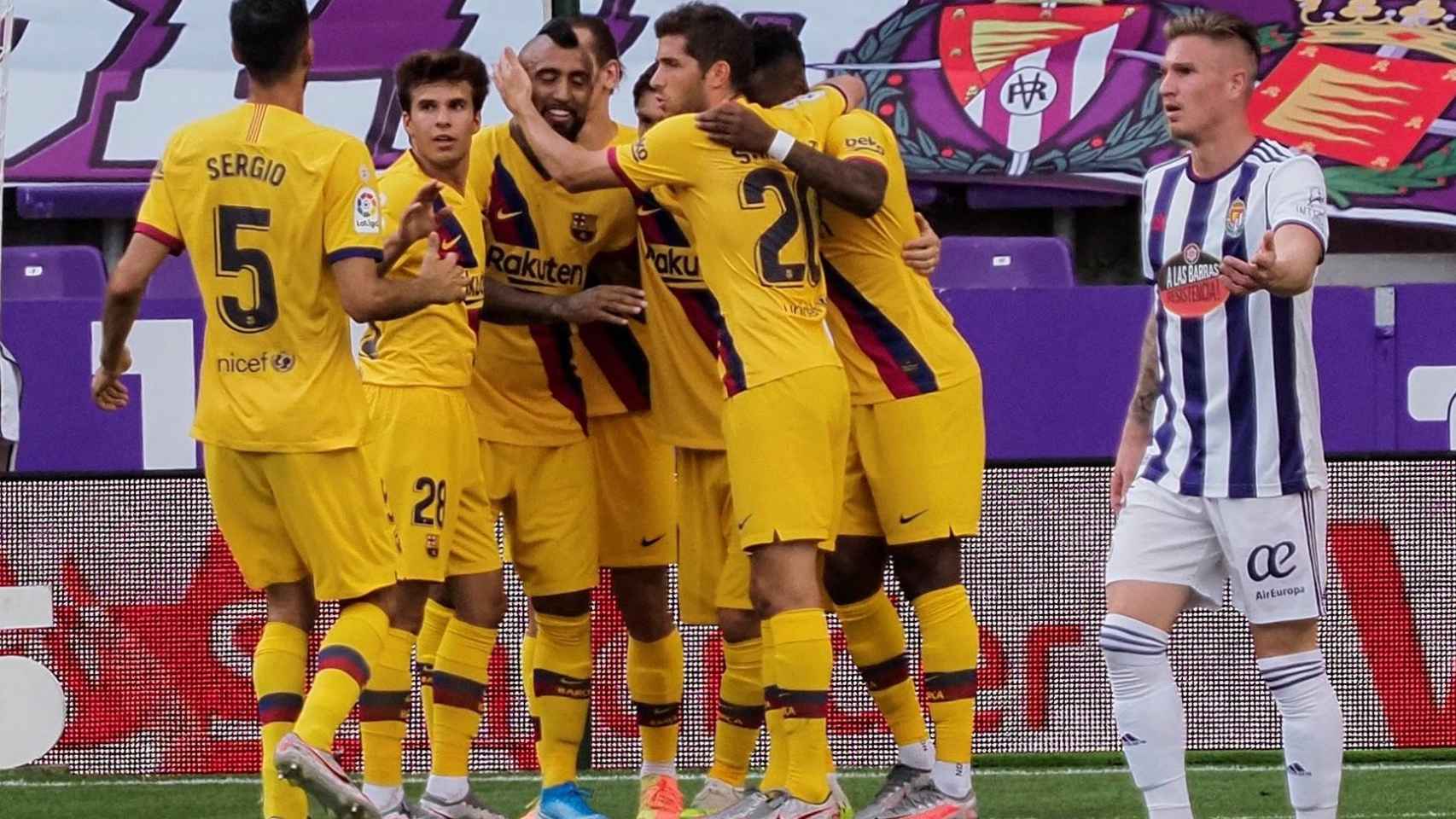 Los jugadores del Barça celebrando el gol /EFE