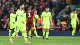 Messi y sus compañeros lamentando un gol del Liverpool / EFE