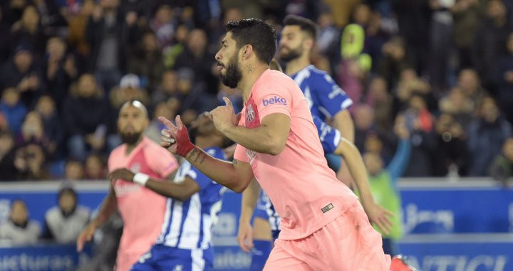 Una foto de Luis Suárez celebrando su gol de penalti ante el Alavés / EFE