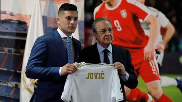 Luka Jovic y Florentino Pérez, en la presentación del delantero serbio / EFE