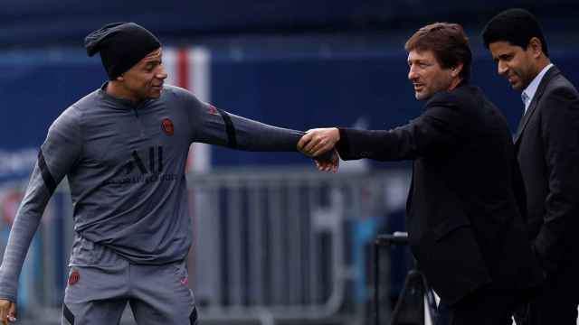 Mbappé, saludando a Leonardo y Al Khelaifi, en un entreno del PSG / EFE