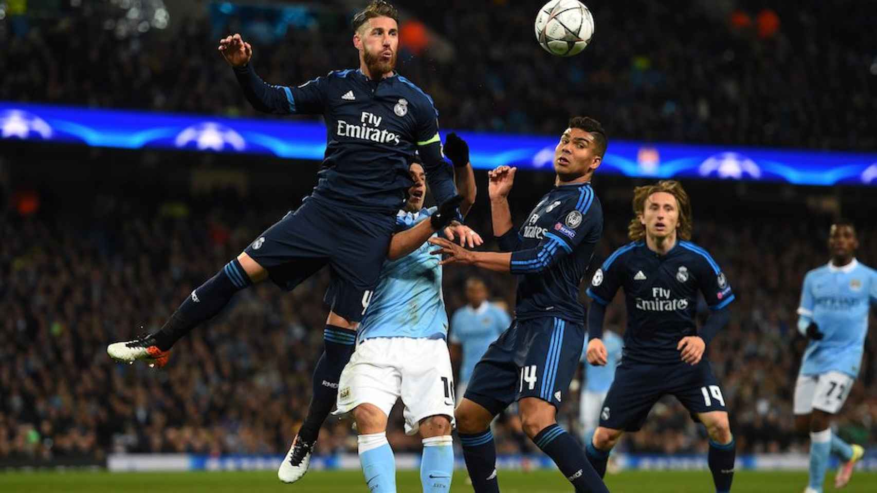 Sergio Ramos ganando un balón aéreo al Manchester City / EFE