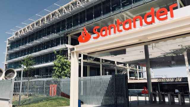 Imagen del exterior de una sede del Banco Santander. La entidad promueve la internacionalización de las empresas para su crecimiento  / BANCO SANTANDER
