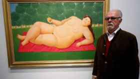 Fernando Botero, amante de los toros, ante una pintura suya en una exposición / EFE