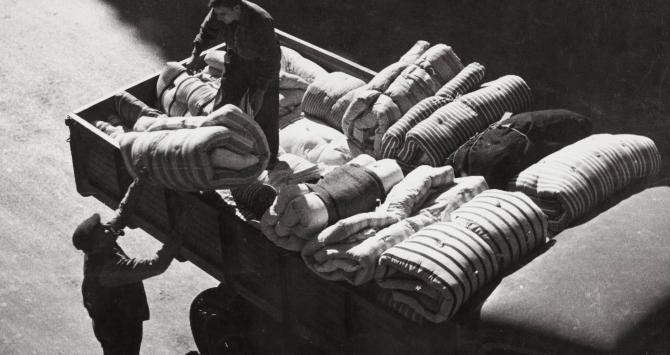Pérez de Rozas. Recogida de colchones para los refugiados 20 de octubre de 1936. Arxiu Fotogràfic de Barcelona, Ajuntament de Barcelona.