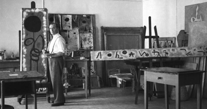 Joan Miró, fotografiado con el pincel y la paleta en su estudio en 1942.
